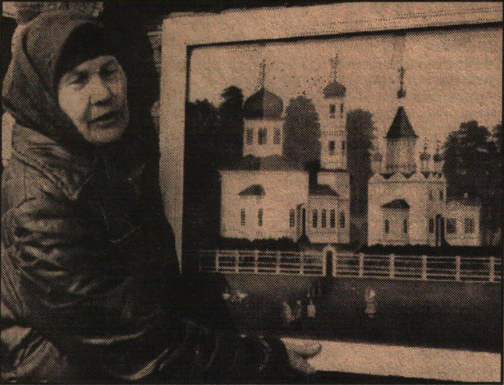 Вавилкина Варвара Филипповна с подаренной картиной аловских церквей