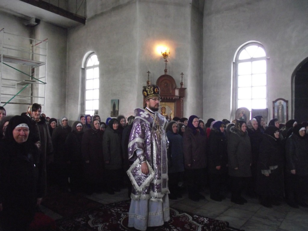 Владыка Вениамин за богослужением в храме с. Алово